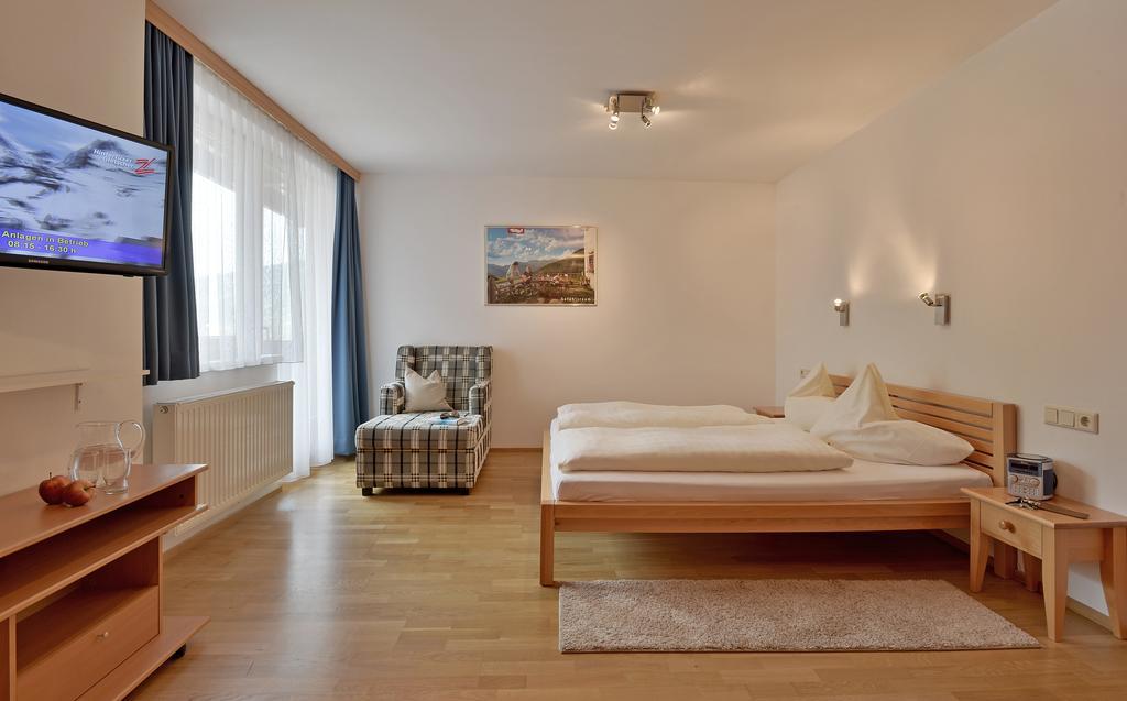 Ferienwohnungen Haus Der Mitte Mayrhofen Cameră foto